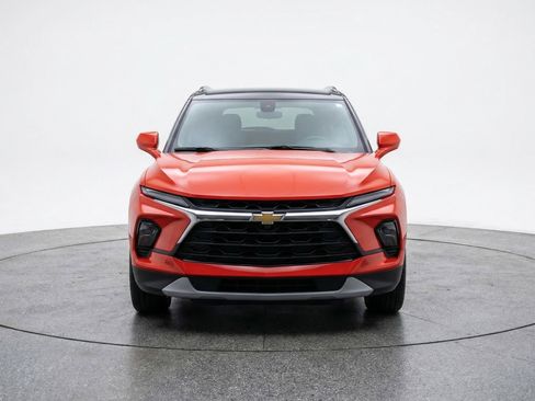 Used 2025 Chevrolet Blazer LT FWD image 2