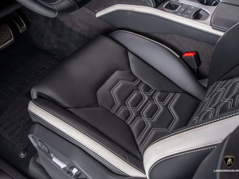 Used 2025 Lamborghini Urus SE image 48