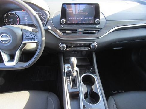 Used 2024 Nissan Altima 2.5 SV FWD image 17