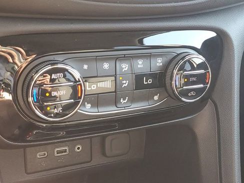 Certified 2023 Buick Encore GX Select FWD image 26