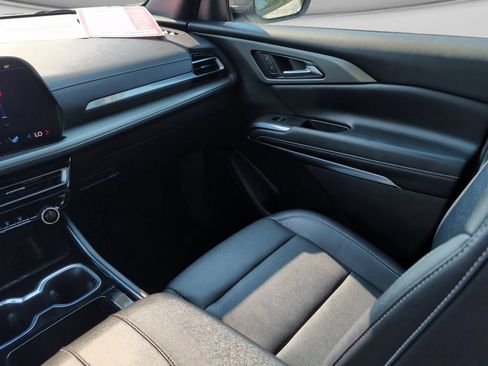 Used 2025 Chevrolet Traverse LT FWD image 19
