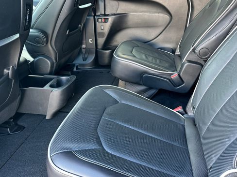 Used 2024 Chrysler Pacifica Limited w/ Uconnect Theater Family Group image 12
