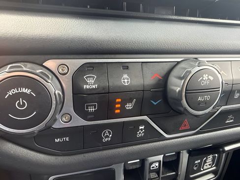 Used 2025 Jeep Wrangler Unlimited Sahara AWD/4WD image 19