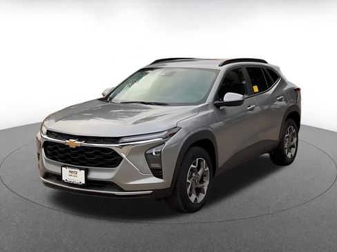 Used 2025 Chevrolet Trax LT image 7