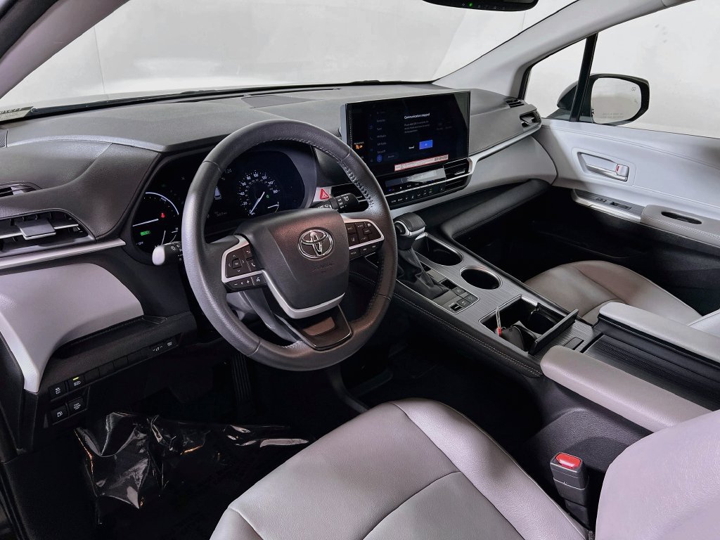 Certified 2025 Toyota Sienna XLE FWD image 9