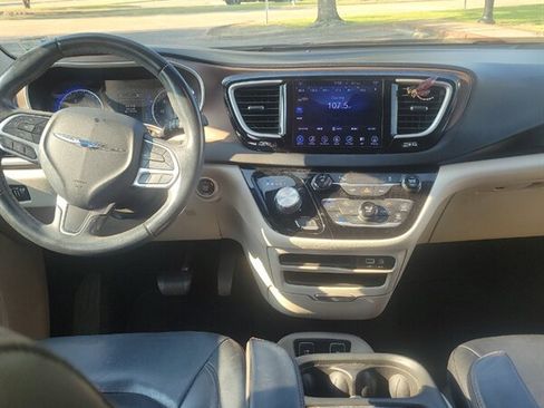 Used 2017 Chrysler Pacifica Touring-L w/ Tire & Wheel Group image 5