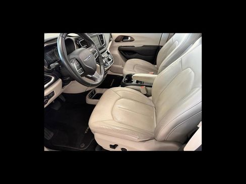 Used 2018 Chrysler Pacifica Touring-L FWD image 11