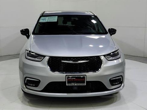 Used 2024 Chrysler Pacifica Touring-L FWD image 38