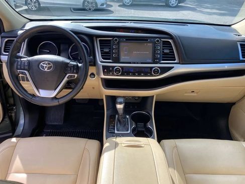 Used 2019 Toyota Highlander XLE image 16