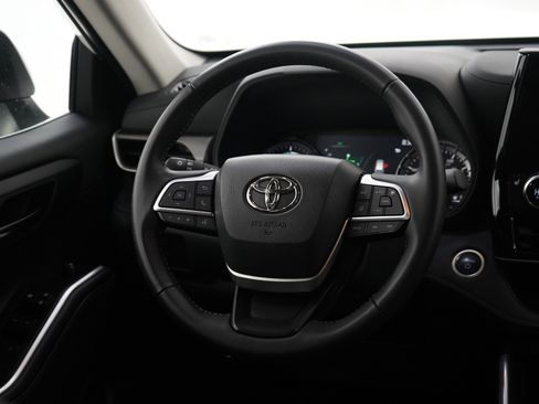 Used 2024 Toyota Highlander LE image 15