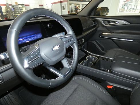 Used 2025 Chevrolet Traverse LT image 8