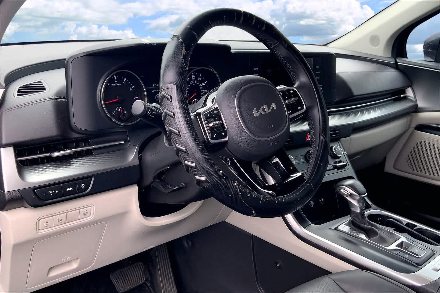 Used 2023 Kia Carnival LX FWD image 2