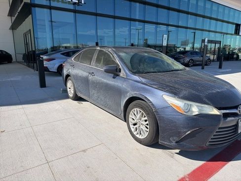 Used 2017 Toyota Camry LE image 2