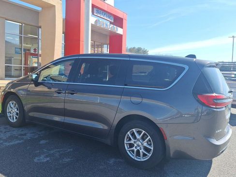 Used 2023 Chrysler Pacifica Touring-L image 5