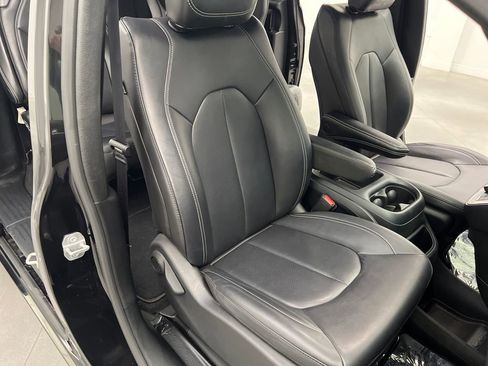 Used 2025 Chrysler Pacifica Select FWD image 29