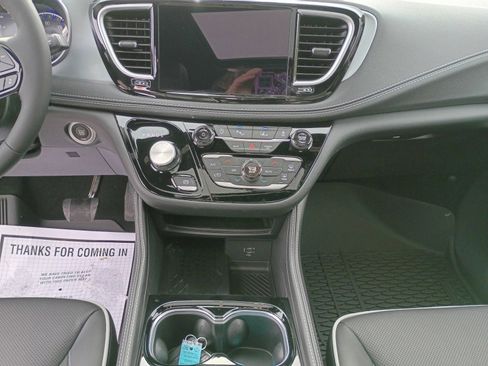 New 2026 Chrysler Pacifica Limited AWD/4WD image 12