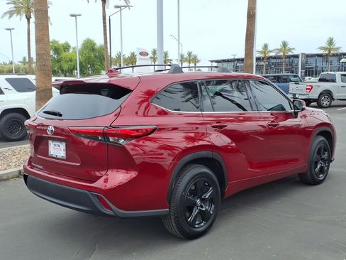 Used 2021 Toyota Highlander LE FWD image 6