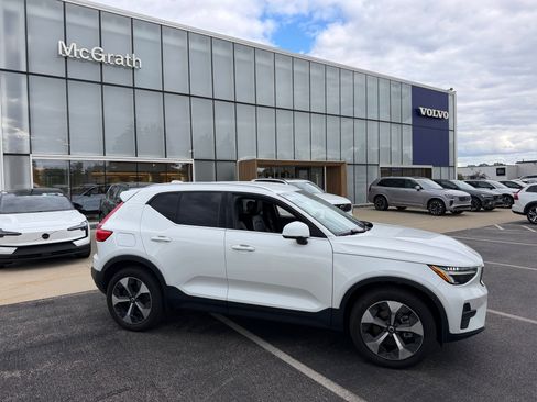 Used 2024 Volvo XC40 B5 Core w/ Protection Package Premier AWD/4WD image 3