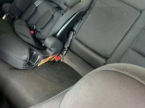 Used 2018 Chevrolet Malibu LT FWD image 3