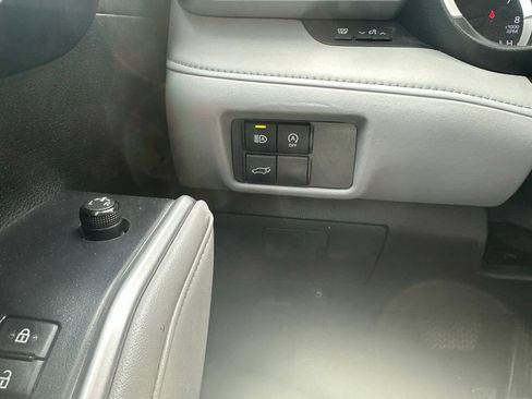 Used 2023 Toyota Highlander XLE AWD/4WD image 36