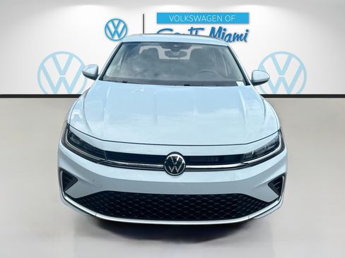 Used 2025 Volkswagen Jetta SE FWD image 2