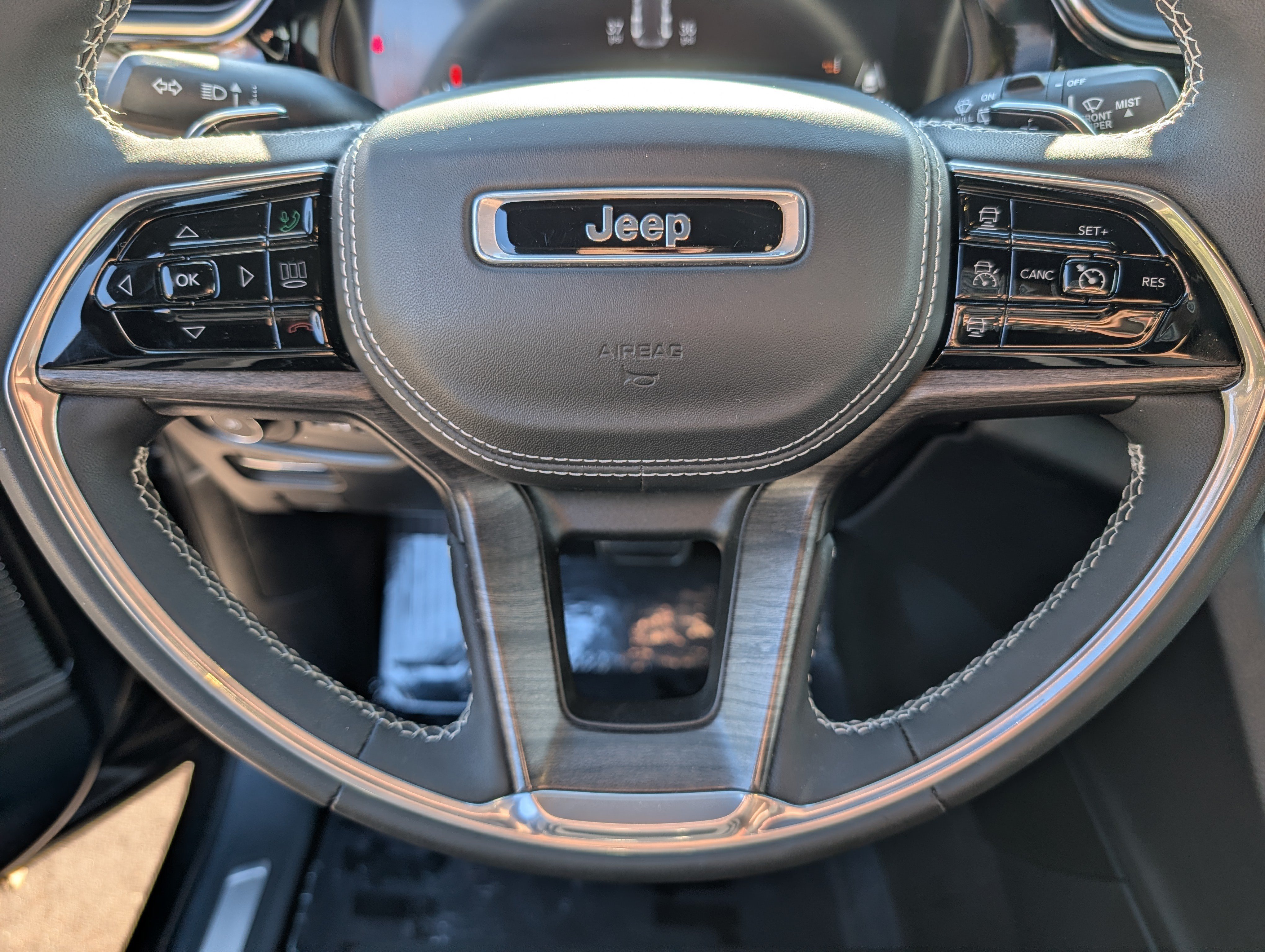Used 2023 Jeep Grand Cherokee Overland w/ Luxury Tech Group IV AWD/4WD image 25