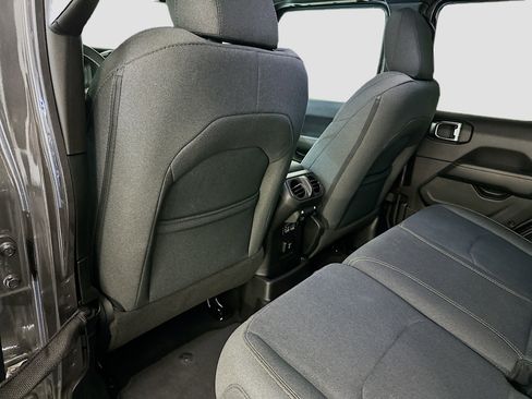 Used 2025 Jeep Wrangler Sahara image 27