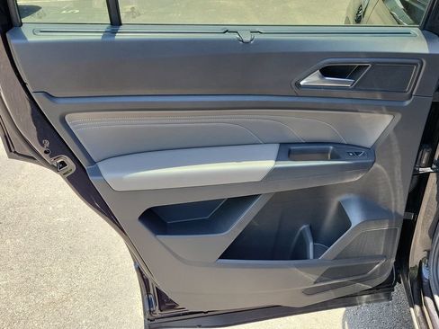 Used 2023 Volkswagen Atlas SE w/ Black Wheel Package FWD image 9