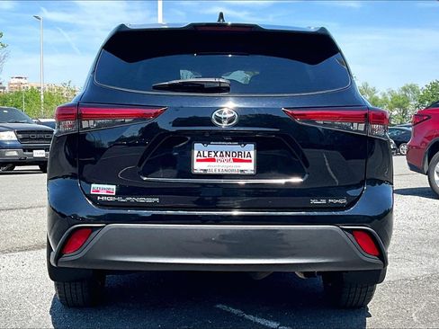 Used 2021 Toyota Highlander XLE image 4