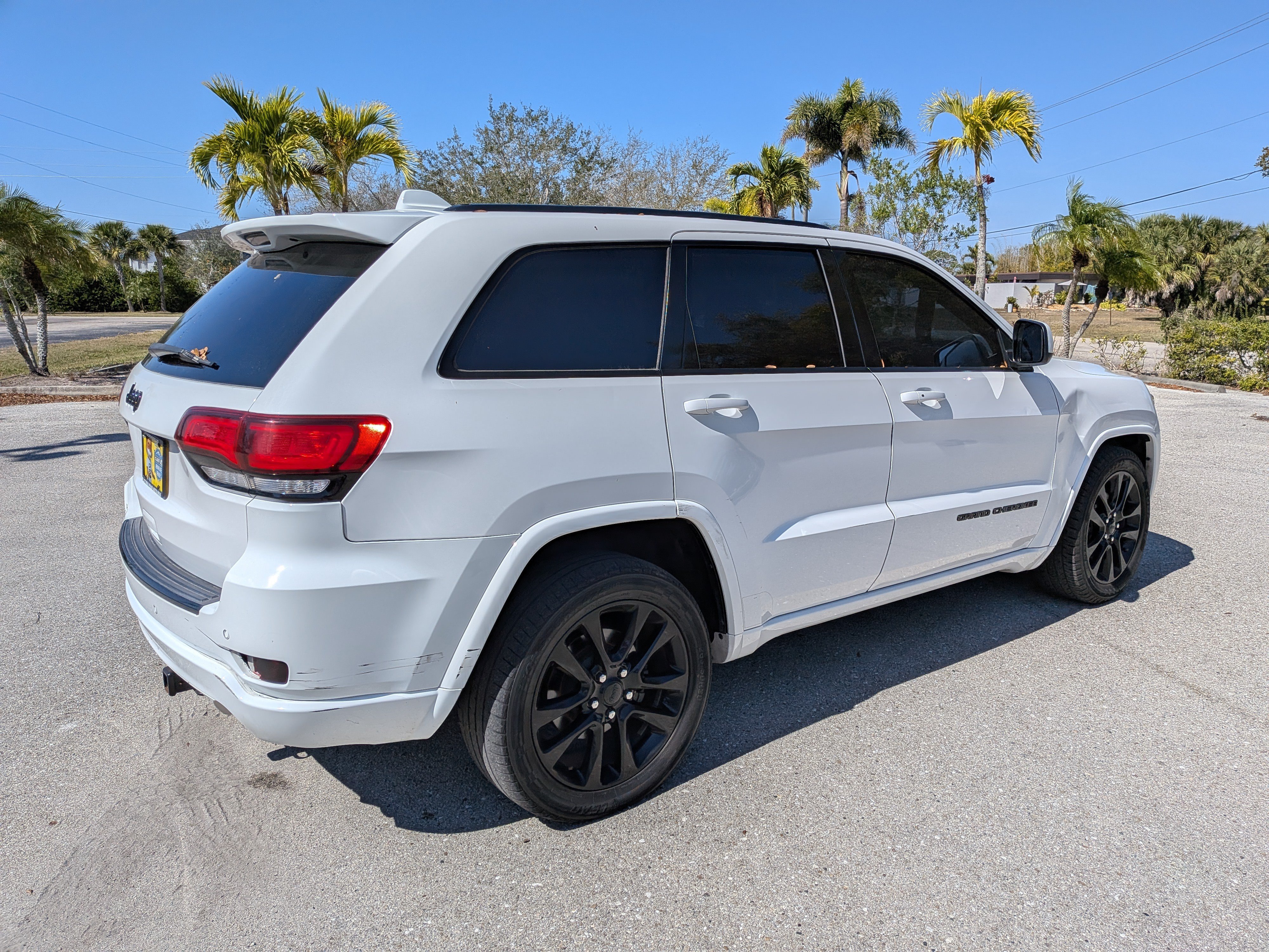 Used 2018 Jeep Grand Cherokee Altitude RWD image 4