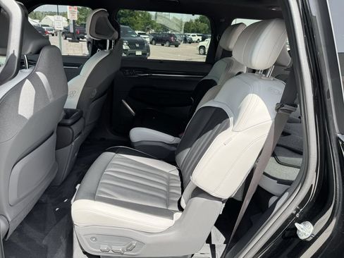 Used 2024 Kia EV9 GT-Line AWD/4WD image 28