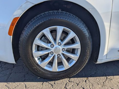 Used 2018 Chrysler Pacifica Touring-L Plus image 37