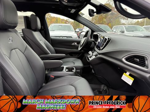 New 2026 Chrysler Pacifica Select image 17