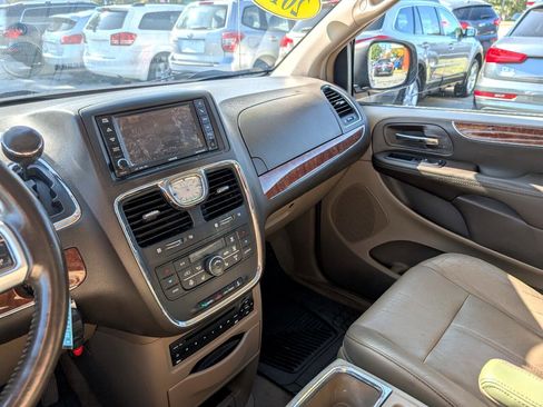 Used 2011 Chrysler Town & Country Limited w/ Trailer Tow Group image 18