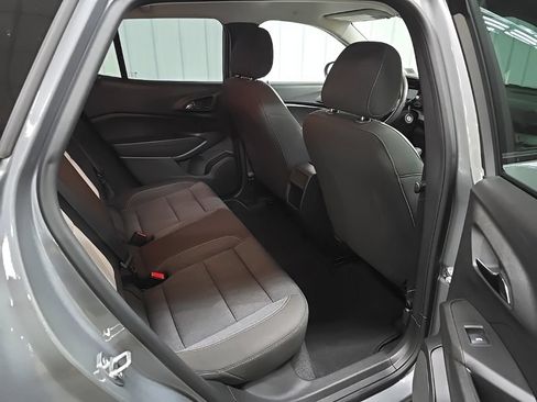 Used 2024 Chevrolet Trax LS w/ LS Convenience Package FWD image 19