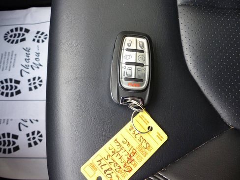 Used 2025 Chrysler Pacifica Select FWD image 15