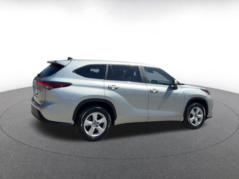 Used 2025 Toyota Highlander LE FWD image 14