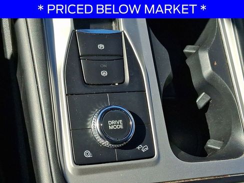 Used 2022 Ford Explorer XLT image 25