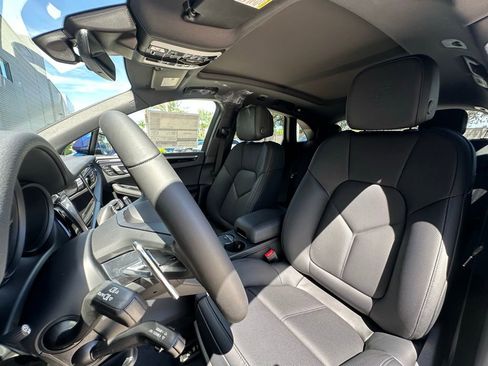 Used 2025 Porsche Macan AWD/4WD image 5
