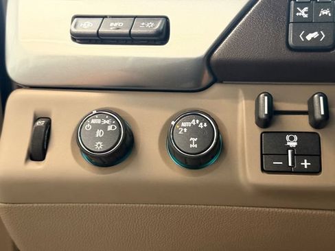 Used 2018 Chevrolet Suburban Premier AWD/4WD image 26