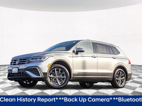 Used 2023 Volkswagen Tiguan SE w/ Panoramic Sunroof Package FWD image 2