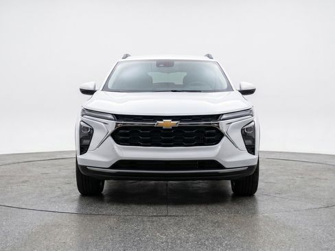 Used 2025 Chevrolet Trax LT FWD image 2