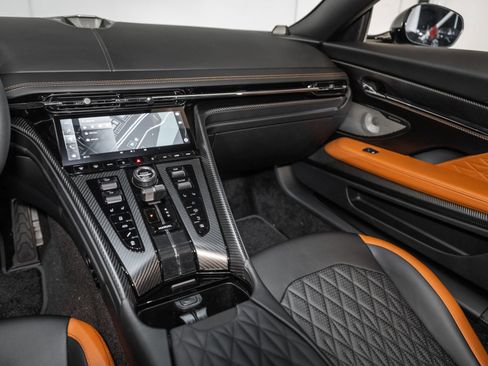 Used 2025 Aston Martin DB12 Coupe image 19