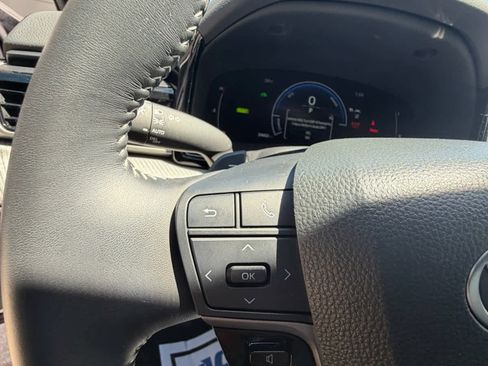 Used 2025 Toyota Camry SE FWD image 17