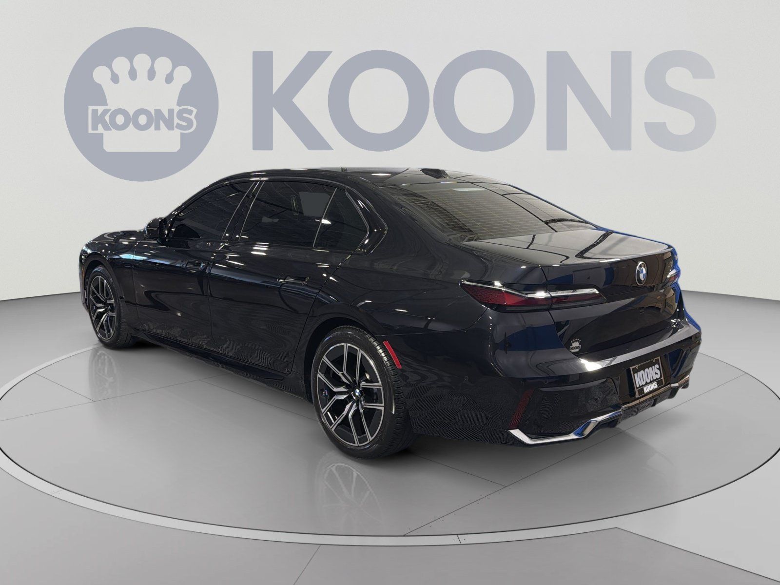 Used 2023 BMW 740i w/ Parking Assistance Package RWD image 4