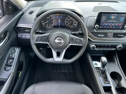 Used 2025 Nissan Altima 2.5 SV FWD image 15