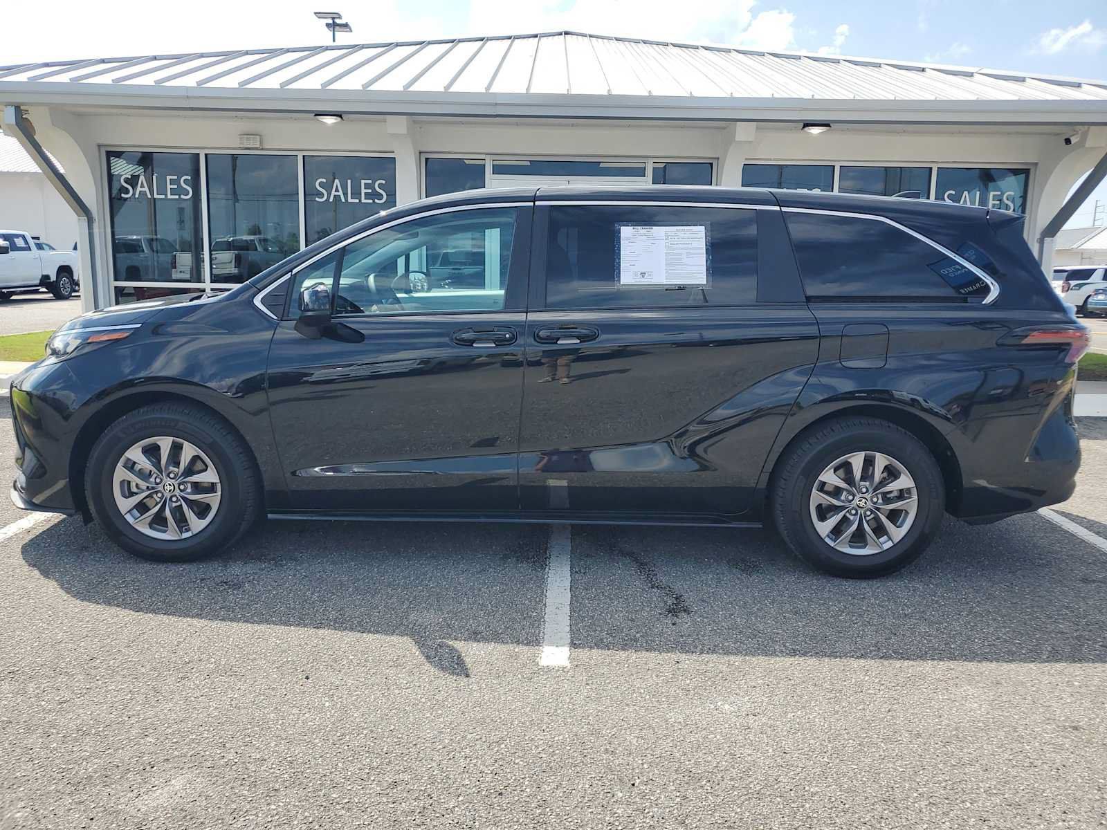 Used 2025 Toyota Sienna LE FWD image 2