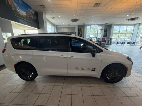 New 2027 Chrysler Pacifica Select FWD image 4