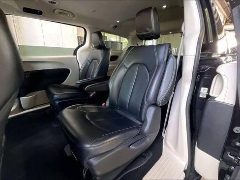 Used 2023 Chrysler Pacifica Touring-L FWD image 14