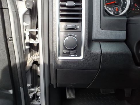 Used 2020 RAM 1500 Classic SLT image 17